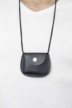 LEAS Kinder Brustbeutel aus Echt-Leder mit Druckknopf und verstellbarem Umhängeband perfekt für Schule und Kindergarten 9x7,5x1cm (BxHxT) (schwarz)
